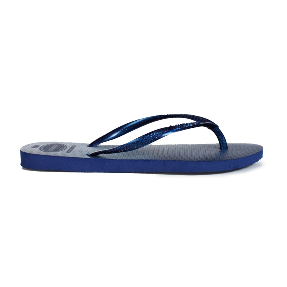 Chinelo Havaianas Slim Gloss perfil lateral mostrando sola baixa e tiras metálicas brilhantes